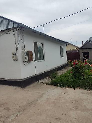 Продажа коттеджей и домов: Продается одноэтажный дом с закрытым двором и хозпостройками. - — 1