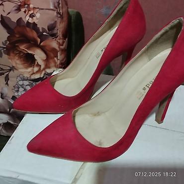 Tuflilər: Qırmızı qadın klassik ayaqqabıları - Model: Sivri burun, “stiletto” — 1