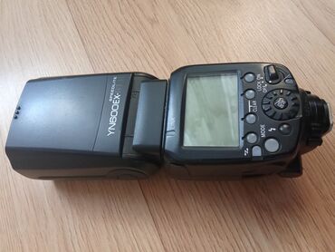 Yongnuo brendinin YN600EX-RT II Speedlite modeli, qara rəngdə və