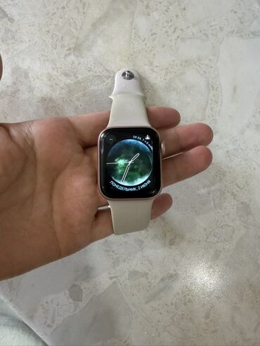 Apple Watch: Умные часы Apple Watch SE 40 мм в золотистом корпусе и с бежевым