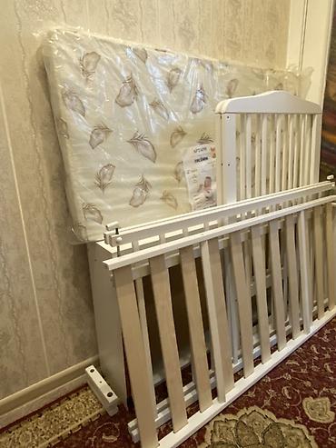Детские односпальные кровати: Детская кроватка с маятниковым механизмом и выдвижным ящиком почти — 14