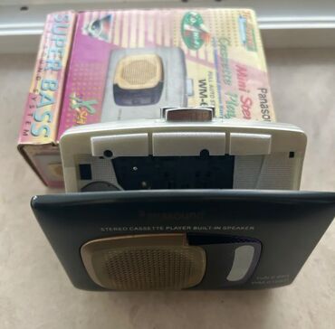 Mikrofonlar: MP3 player satılır.Qutusu var.Üstündə 2 kaset verilir.Baterka ilə
