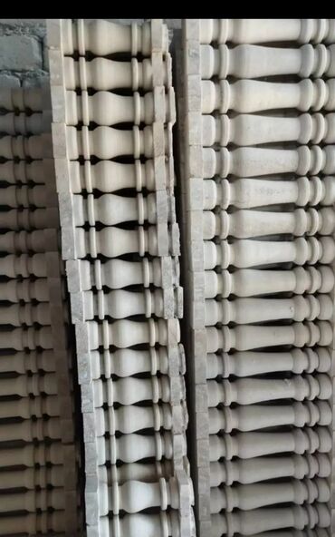 Pilləkən məhəccərləri: Ağ rəngli, müxtəlif formalı və ölçülü dəmir-beton sütunlar. Bu — 20