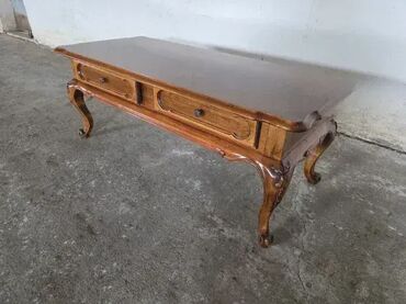 Stilski klub stolovi: Prelep stocic u odlicnom stanju. Duzina 130 cm Sirina 60 cm Visina 52 — 3