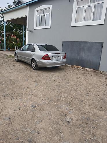 yan guzguler: Mercedes-Benz C-Sinif sedan (W203), gümüşü rəng. Xüsusiyyətlər: - — 3