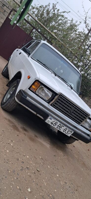 VAZ (LADA): Lada (VAZ) klassik sedan – ağ rəng, 4 qapı, arxaötürücülü. Xarici: - — 19