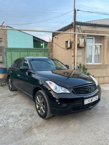 xacmazda ucuz avtomabiller: Qara rəngli Infiniti GX avtomobili. Bu avtomobil, rahat və təhlükəsiz