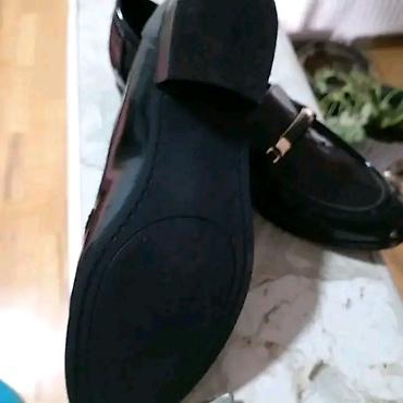 crvene cipele zenske: Crne ženske mokasine od lakovane eko-kože, elegantnog, klasičnog — 1