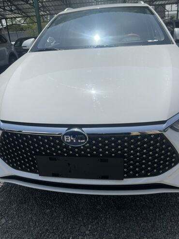 byd song plus цена: Белый кроссовер BYD с характерной передней решеткой, состоящей из