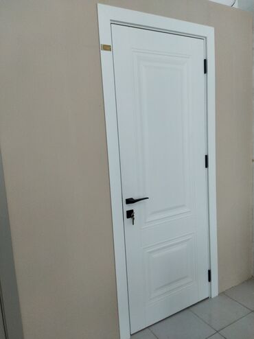 замок невидимка: Ağ rəngdə, müasir dizaynlı qapı. Qapı qara rəngli qulpu və kilidlə