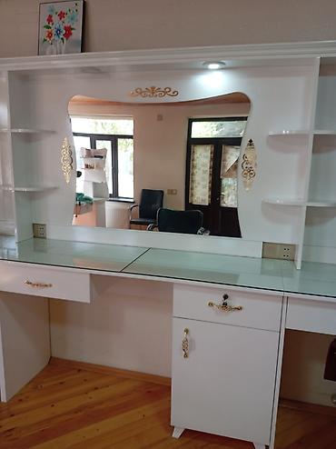 utu dolabı: Gözəllik salonu üçün tam dəst vizaj/berber masası - Rəng: ağ, qızılı — 4