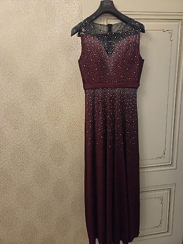 versage sep: Zərif axşam/gecə geyimi – bordo rəngdə, parıltılı daşlarla bəzədilmiş — 2