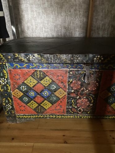 qedimi xalca: Əl işi olan, rəngli naxışlarla bəzədilmiş taxta sandıq. Qapağı qara