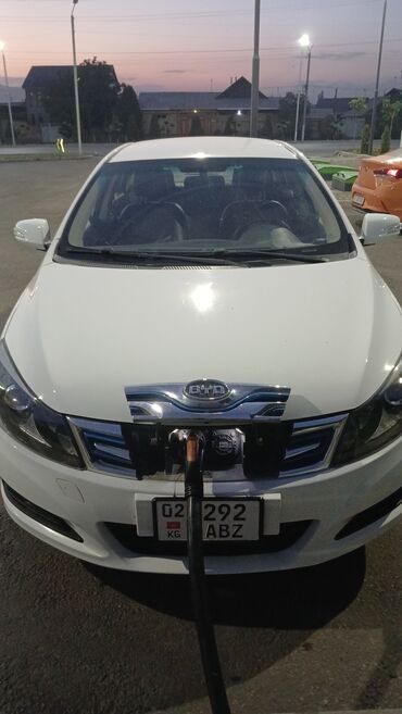установка газа на авто в бишкеке: Белый седан BYD, оснащенный электрическим двигателем, предназначен для