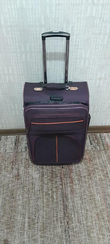 Чемоданы: Чемодан, Б/у, Материал: Полиэстер, Средний (40 - 70 л), На колесах, С внешними карманами, С выдвижной ручкой — 1