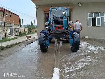 w202 ön şüşə: Mavi rəngli təkərli traktor – kabinəli, ön faralar və siqnal işıqları — 3