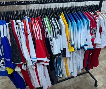 kitab sekilleri: Futbolcu imzali formalari Siyahi şeklinde var Imzali Şekiller
