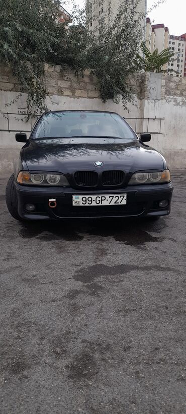 Другой транспорт: BMW 5 Series (E39) – qara rəngli sedan Xüsusiyyətlər: - Korpus