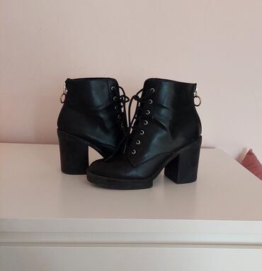 pantalone crne sa: Ankle boots, Pull&Bear, 38