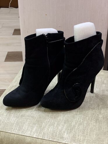 Женская обувь: Размер: 37, цвет - Черный, Новый