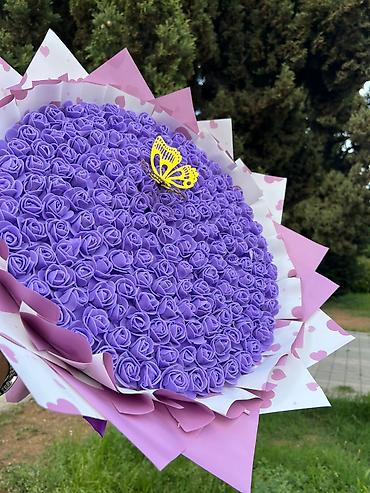 kol bitkiləri: Bənövşəyi tonlarda böyük gül buketi – miniatür qızılgüllərdən ibarət — 3
