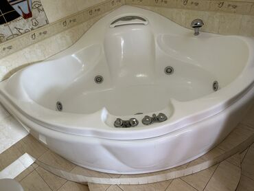 угловые стеклянные полки для ванной: Продаю б/у джакузи- ванна угловая . 20000 сом