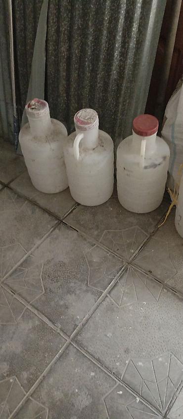 Plastik bidonlar – 3 ədəd - Həcmi: təxmini 10–15 litr (hər biri) -