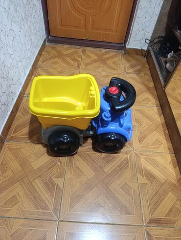 детские машинки на педалях: Uşaq üçün plastik minik maşını – qoşqulu - Rənglər: göy kabina, qara