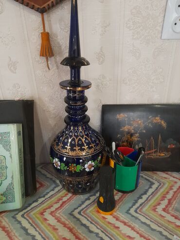 тыйын сатам: Продаю старинный стеклянная ваза высота с крышкой 60см объем 3 литров