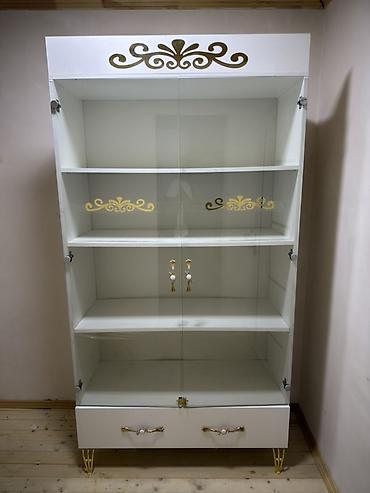 Ağ rəngdə vitrin dolabı - Material: möhkəm MDF/güzgülü şüşə panellər