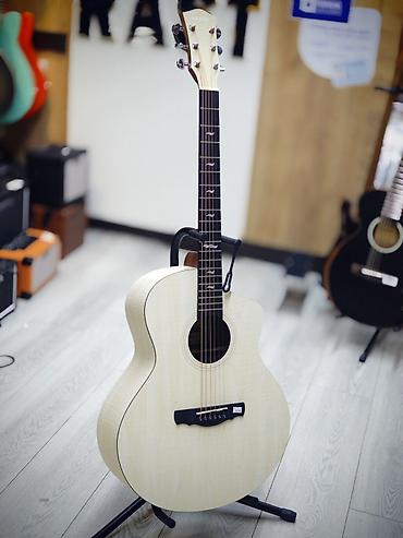 Akustik Gitara Rast musiqi aletleri maģazasinin ünvanları ; 1___