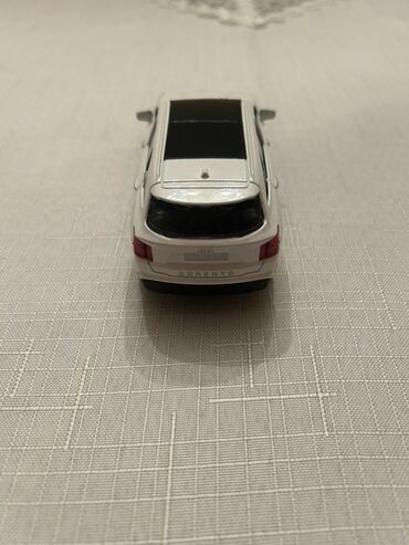 Avtomobil modelləri: Miniatür modell avtomobil – KIA Sorento - Miqyas: təxmini 1:36–1:43 — 4