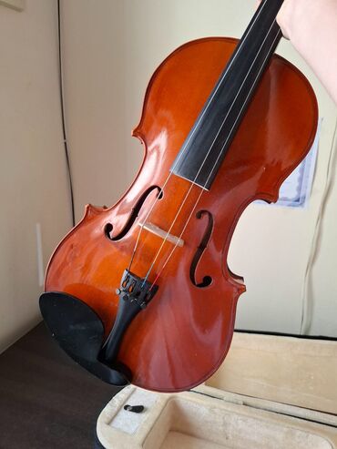 Dominguez markalı, "Original Hand Made" yazısı ilə bəzədilmiş skripka
