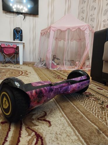 seqver: Bənövşəyi-qara rənglərdə olan, qalaktika naxışlı bu hoverbord müxtəlif