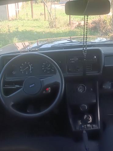kredit avto aksesuar: LADA 2107 sedan – qara rəngli, klassik kuzov dizaynı ilə. 4 qapılı — 2