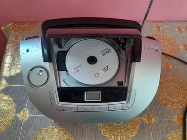notbuklar ucuz: Portativ CD pleyer və radio. Gümüşü və qara rəngdə olan bu cihaz, CD-R