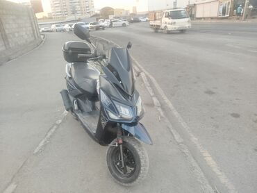 ретро скутер: Скутер Suzuki в темно-синем цвете с обтекаемым дизайном. Оснащен