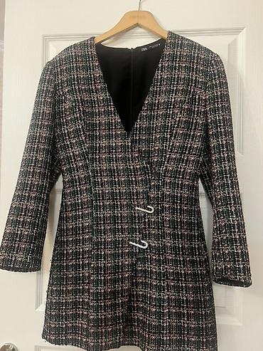 ZARA qadın paltarı – tweed fakturalı, V-şəkilli dərin yaxalı model