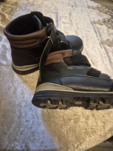 uşaq qaçış krossovkaları: Uşaq üçün qışlıq botlar - Rəng: qara, qəhvəyi detallarla - Ölçü: 33 at lalafo.az uşaq qaçış krossovkaları: Uşaq üçün qışlıq botlar - Rəng: qara, qəhvəyi detallarla - Ölçü: 33