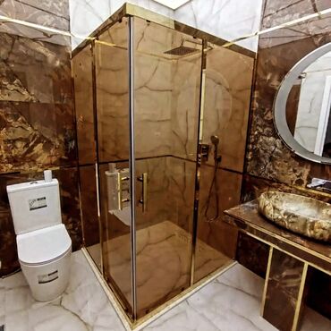 duş kabinlər: Şəffaf və qızılı çərçivəli duş kabinası, hamam otaqları üçün nəzərdə