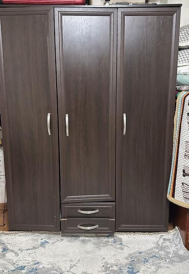 dressing table: Трёхстворчатый шкаф для одежды в классическом стиле. - Материал: ЛДСП — 1
