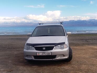 хонда ы: Серебристый минивэн Honda Odyssey с багажником на крыше. Этот