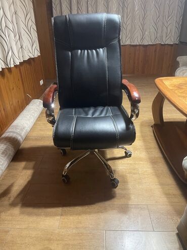 кресло кожаное офисное: Игровое кресло, Новый, С колесиками, цвет - Черный, Кожа