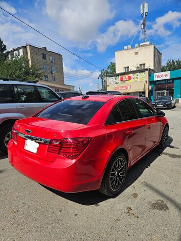 Chevrolet: Chevrolet Cruze LT sedan – parlaq qırmızı rəngdə, qara rəngli 17'' — 2