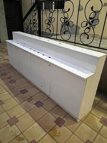 Кассовое оборудование: Ağ rəngli vitrin/stand tezgahı – mağaza, aptek, kassa və ya resepsiyon