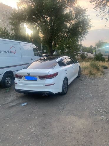 дом на калесах: Автомобиль Kia k5 белого цвета, представляющий собой современный седан