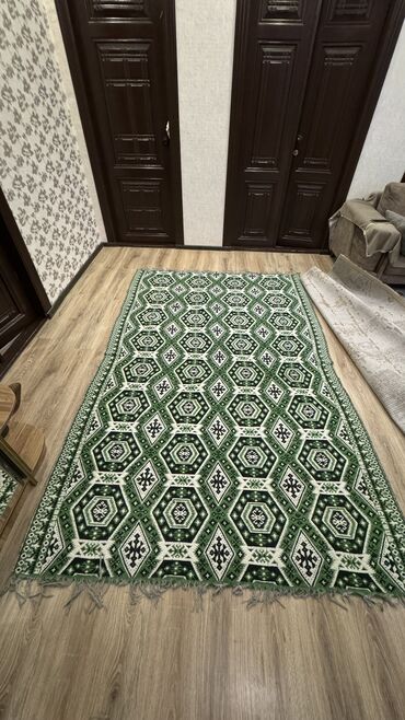 Qədim xalçalar: Az işlənilmiş kilim xalça Uzunluq 3m en 2m 2 üzlüdür. Ən son şəkil — 1