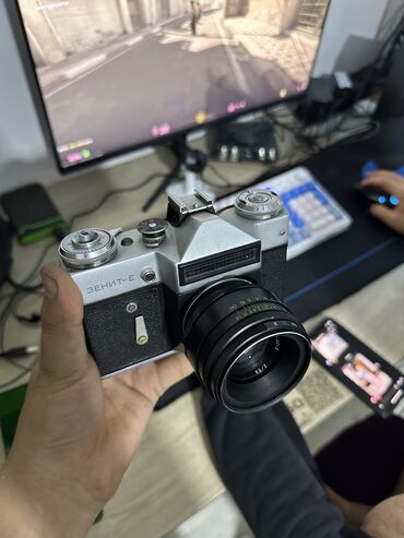 оборудование для фото: Продается фотоаппарат советский Зенит е. Обектив Helios-44-2 все в