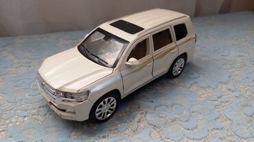 детский домашний тапочки: Модель машинки. Toyota Land Cruiser 200. Масштаб 1:24