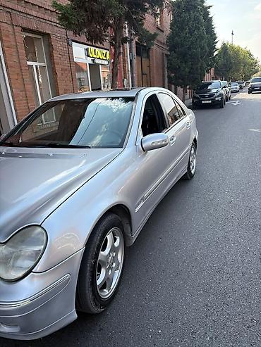 Mercedes-Benz: Mercedes-Benz C-Class sedan (W203), gümüşü rəng. - Kuzov: 4 qapı — 4